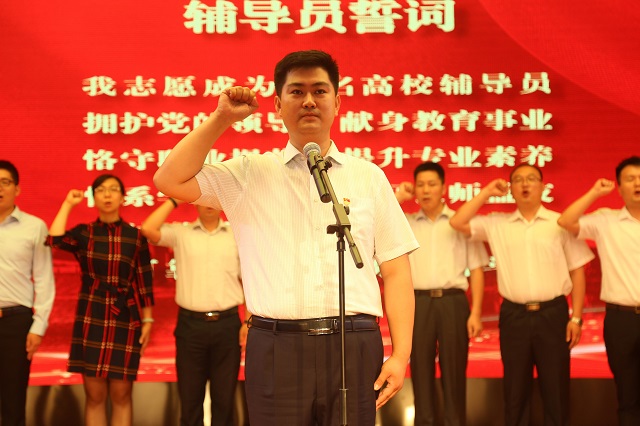 “给辅导员送礼怎么送？不知道怎么给他，直接拿到办公室吗？”