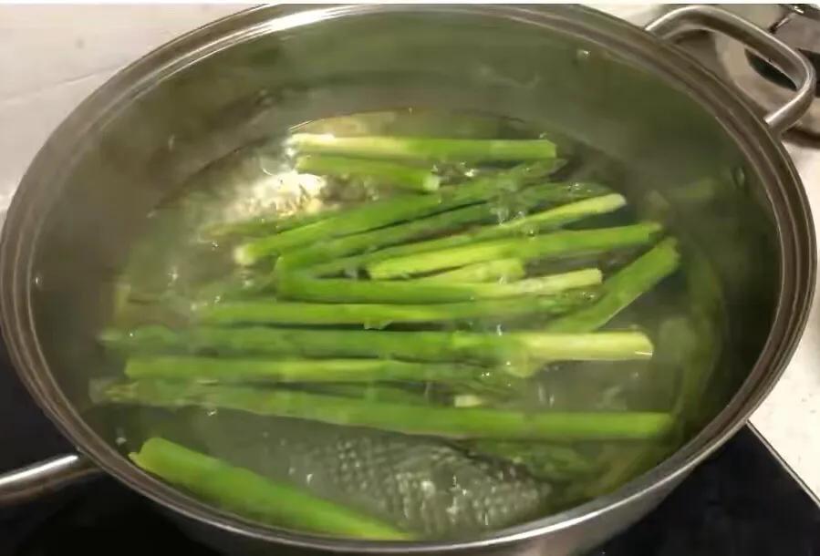 芦笋遇上它们几个做成汤才是绝配，我给它起名五宝抗癌降脂汤