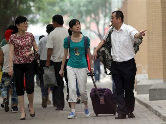 盘点大学生找父母要“生活费”，使出浑身解数，画面过于真实