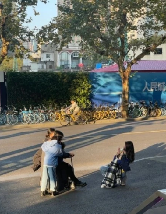 张晋晒照庆祝儿子2岁生日，儿子一头卷发超可爱，俩女儿漂亮乖巧