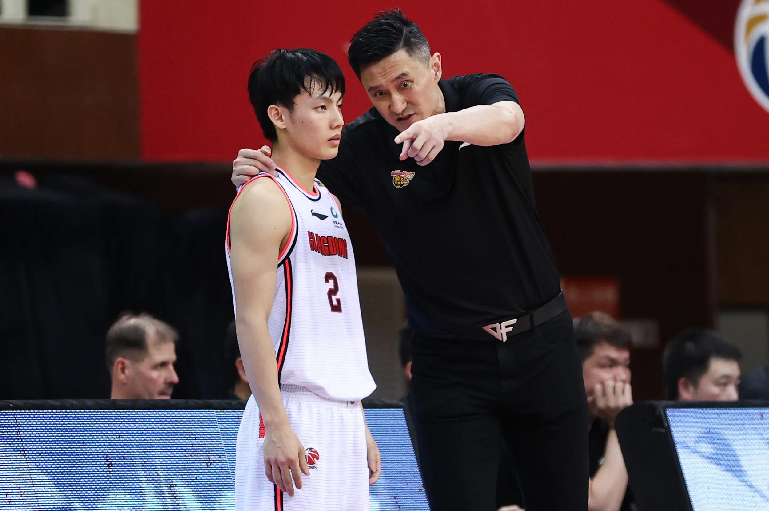 nba巨星为什么打不过路人王(徐杰拉低CBA高度吗？路人王表示打爆徐杰，曹芳嘲笑徐杰赚钱太少)