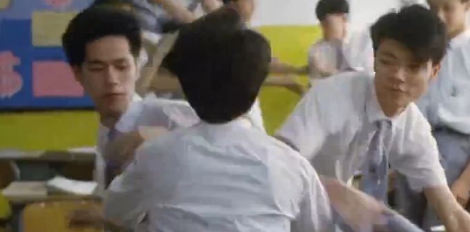 在这部1988年的老电影中，袁洁莹演女学生，林正英演警察