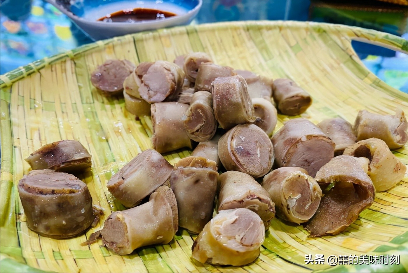内蒙古县城里的小饭馆，菜量大到惊人，外地游客却无福消受
