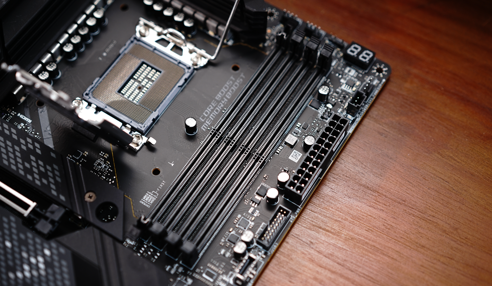 intel酷睿12代首发“座驾”来了！微星Z690 CARBON WIFI抢先开箱