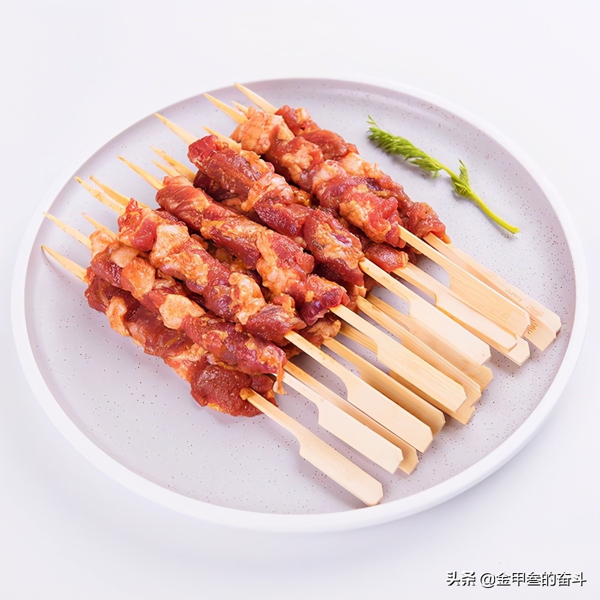 羊肉串怎么腌制最好吃（烧烤季来临！羊肉串应该怎么腌制？原味是否更好吃？答案来了）