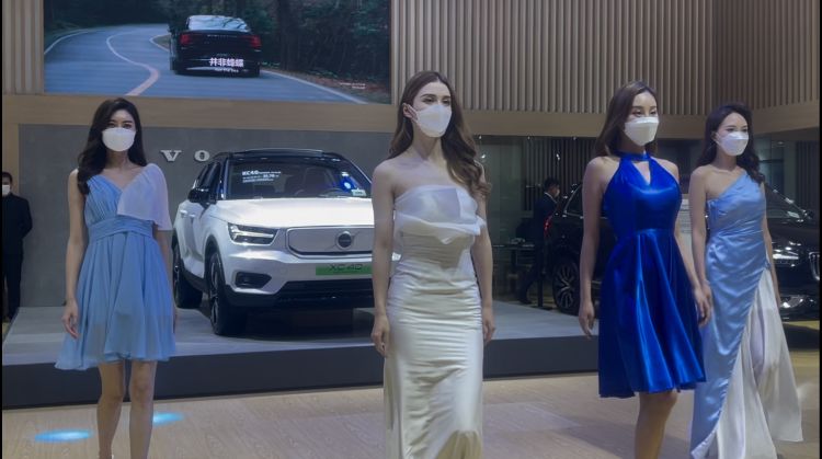 半岛聚焦丨怒减20斤经历残酷选拔淬炼，半岛女记者体验真实车模生活