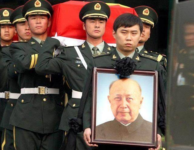 98岁钱学森去世，天降大雪，三军仪仗队抬棺，数十万人含泪送行