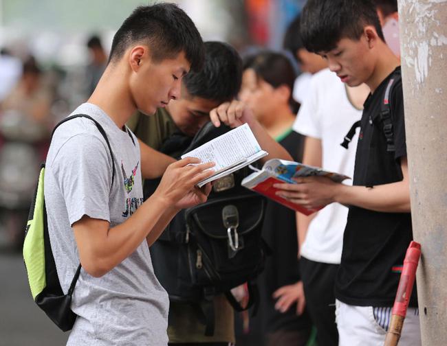 四川理科状元卢天彧：722分考上清华被嘲讽，二战学霸含金量低？