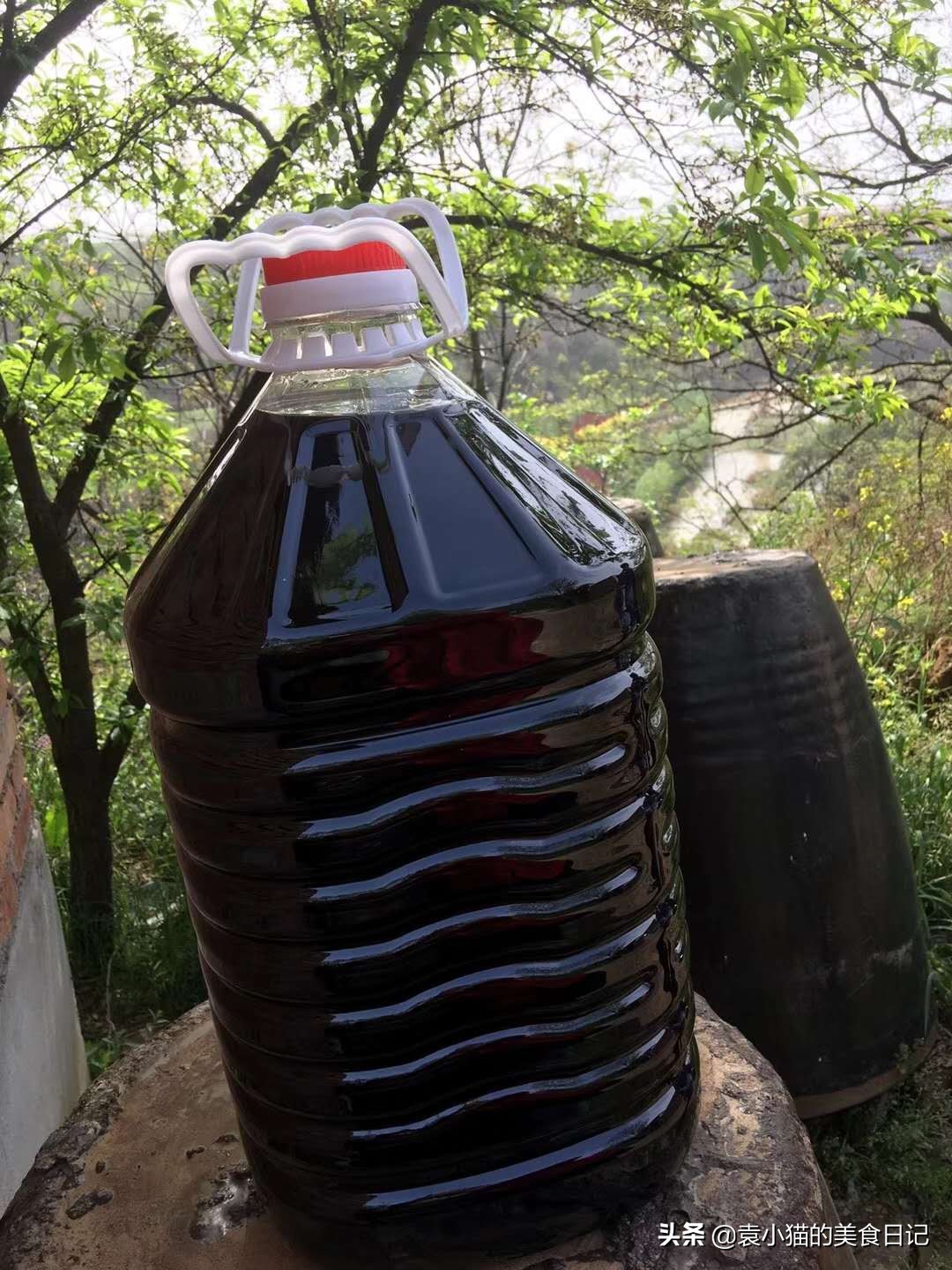 宝鸡80岁老爷爷在窑洞里做醋30年，酸香味浓！西安人开车来打醋