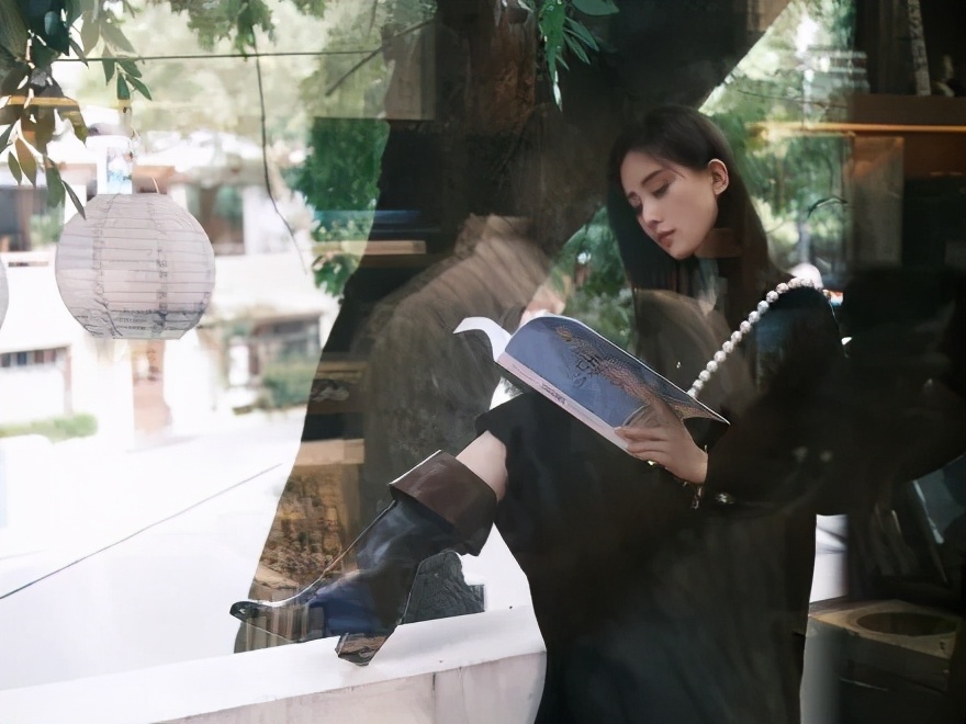 又被香奈儿支配了！秋冬时尚单品是紧身裤袜+七里靴，她们都穿了