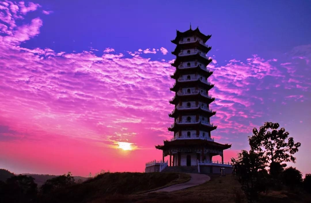 西为云风岭,苍翠欲滴;南为流溪河,两岸荔林婆娑;东为双凤山,更似鹊鸪