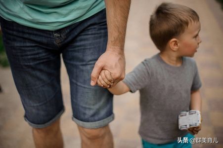 小孩练功房换衣服，遭不明人偷窥，保护孩子刻不容缓