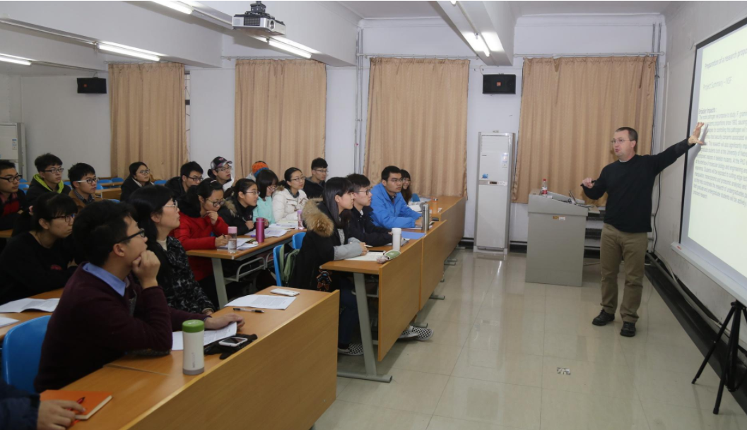 大学“随机”点名的方式走红，方式新颖效果明显，课堂气氛更活跃