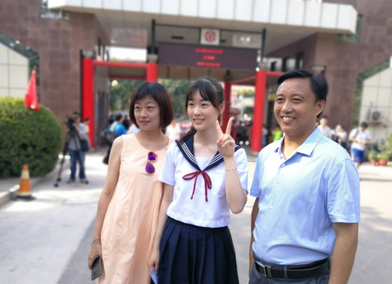 为啥高考当天不能穿校服，是怕学生作弊吗，班主任一语道破玄机