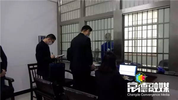 派出所长愣住了：两名年轻人开着轿车抢夺2瓶营养快线！