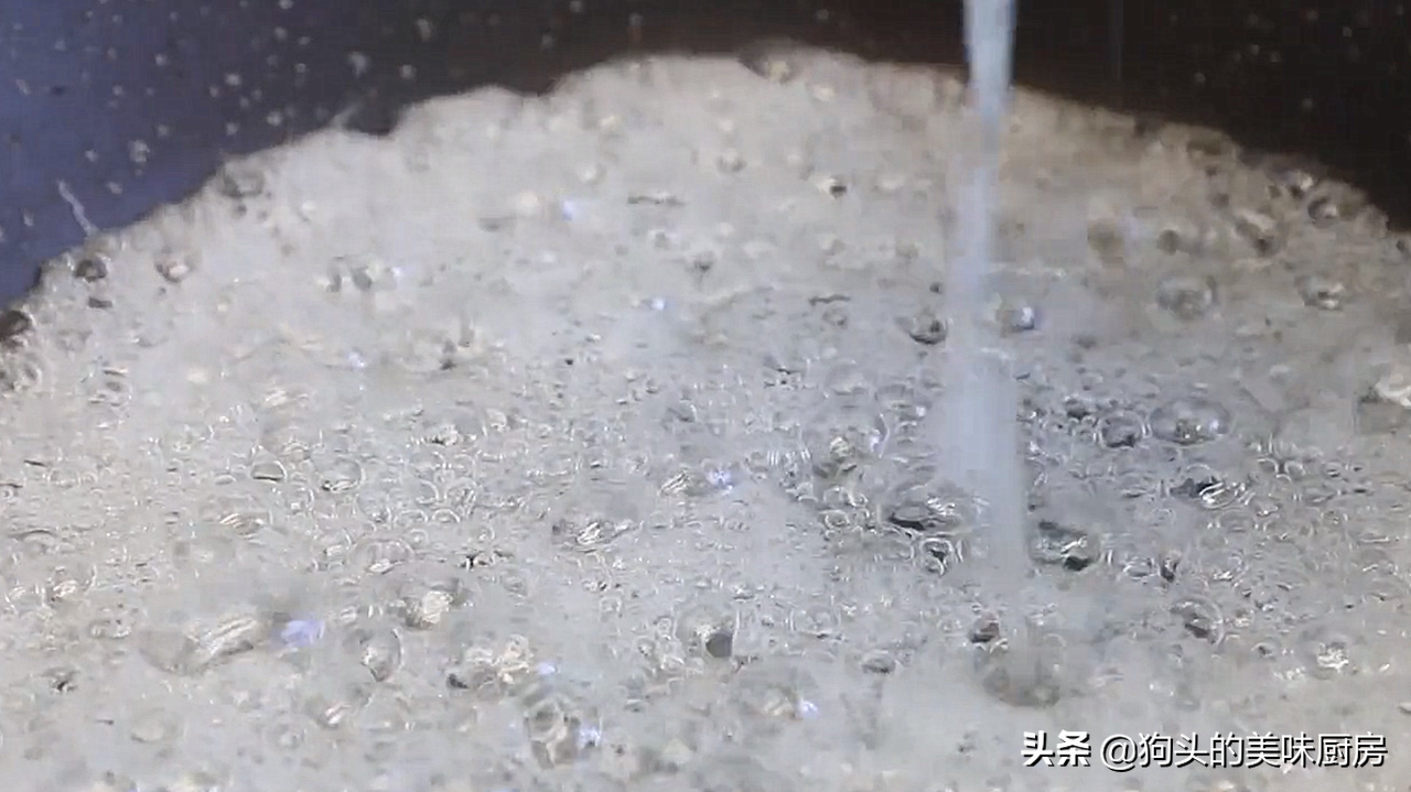 家里有鸡蛋就能做的鸡蛋酥，用料简单味道好，入口酥脆香而不腻