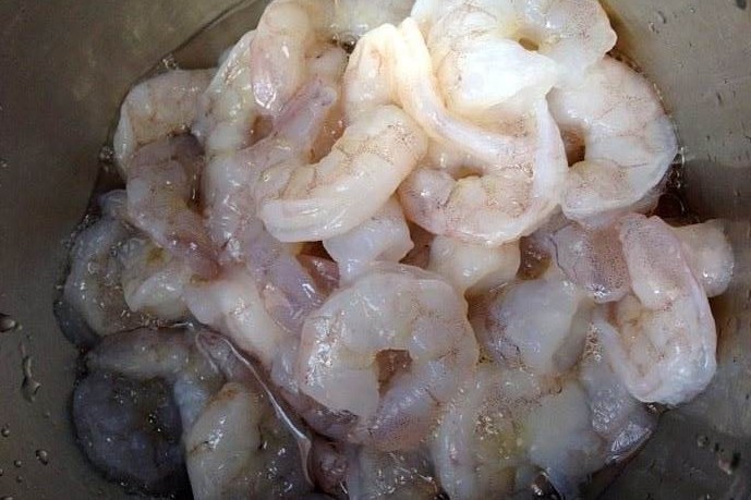水晶虾仁怎么做才晶莹剔透？多加2步，鲜嫩似“水晶”，超好吃
