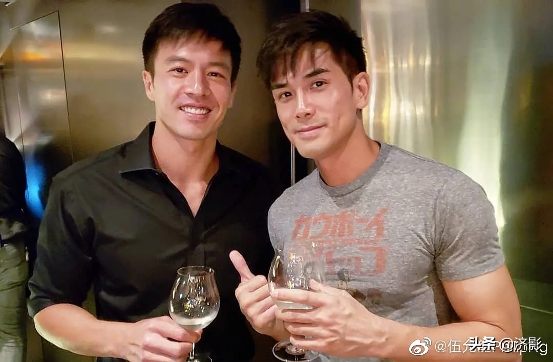 中间的就是伍允龙伍允龙与同是出演此片的安志杰的定位很像,同为好友