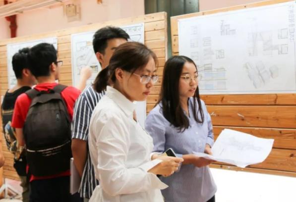 国内一所“中华”开头的大学，男女比例失衡，男生想逃课门也没有