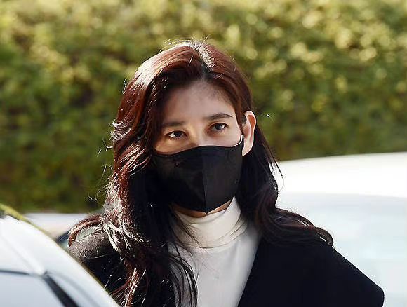 李富真可算想到换发型,烫了个有坠感的长卷发,清甜感扑面而来