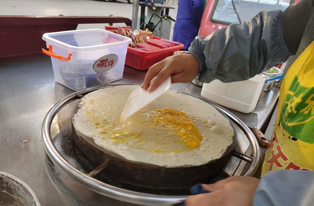 妈妈卖手抓饼,起早贪黑,儿子穿2900元的鞋子,满脸骄傲