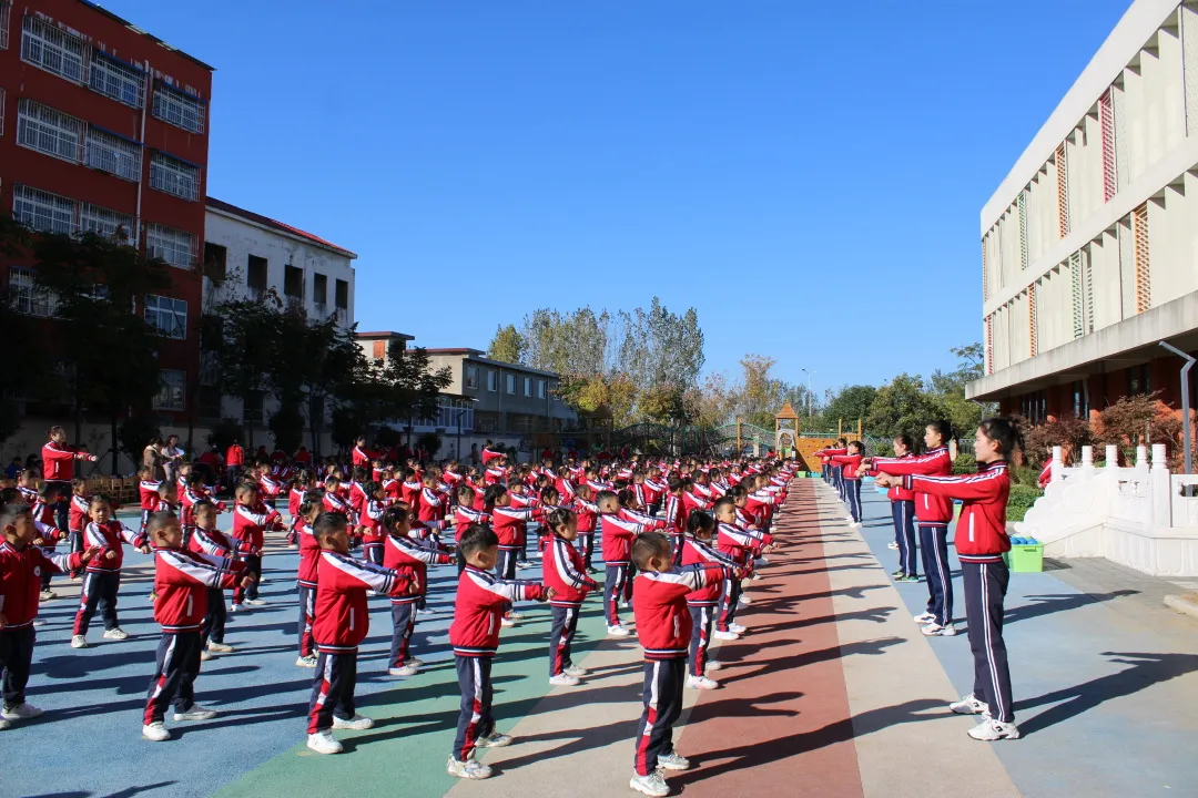 南阳市第二完全学校幼儿园萌娃出击 快乐运动