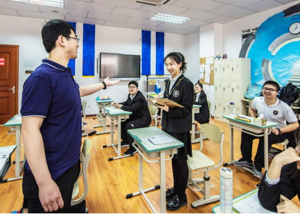 公立学校VS私立学校，培养出的学生差距明显，家长不要选错