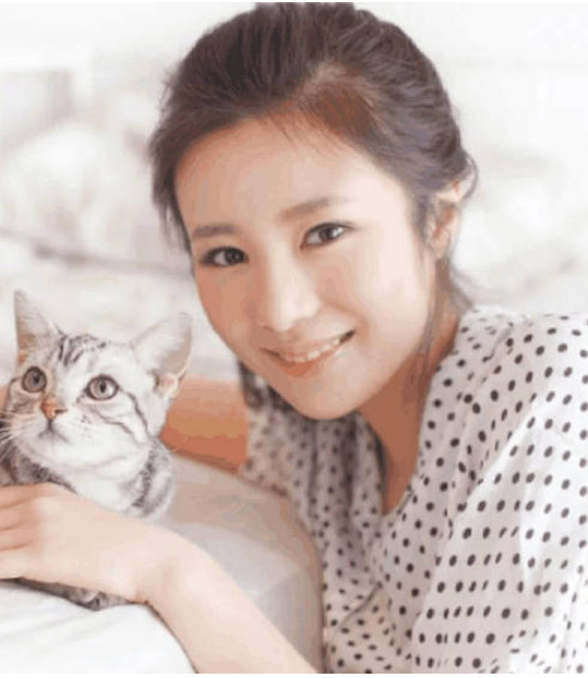 她出道便被姑父捧为女主，姑父另结新欢后，她也沦为了十八线演员