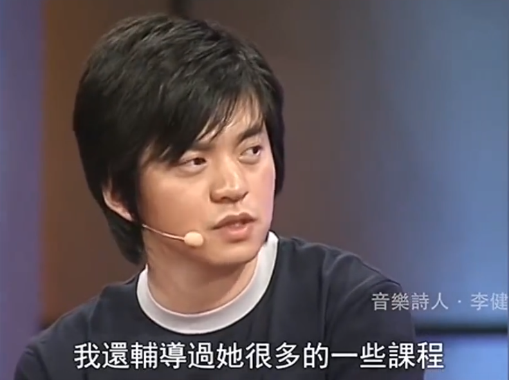 李健小5岁娇妻正脸罕曝光！五官精致身材微胖，两人至今没房没娃