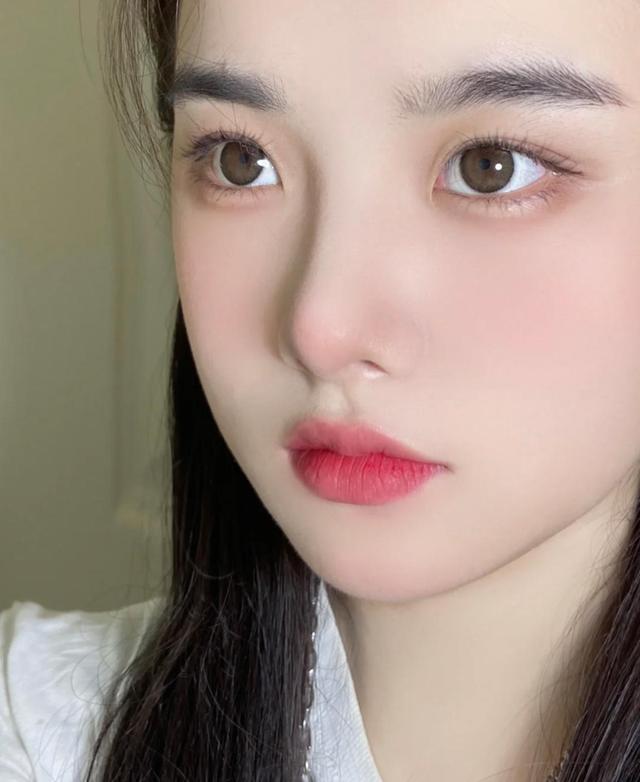 唇峰近显幼态,唇线内收更精致,提升高级感