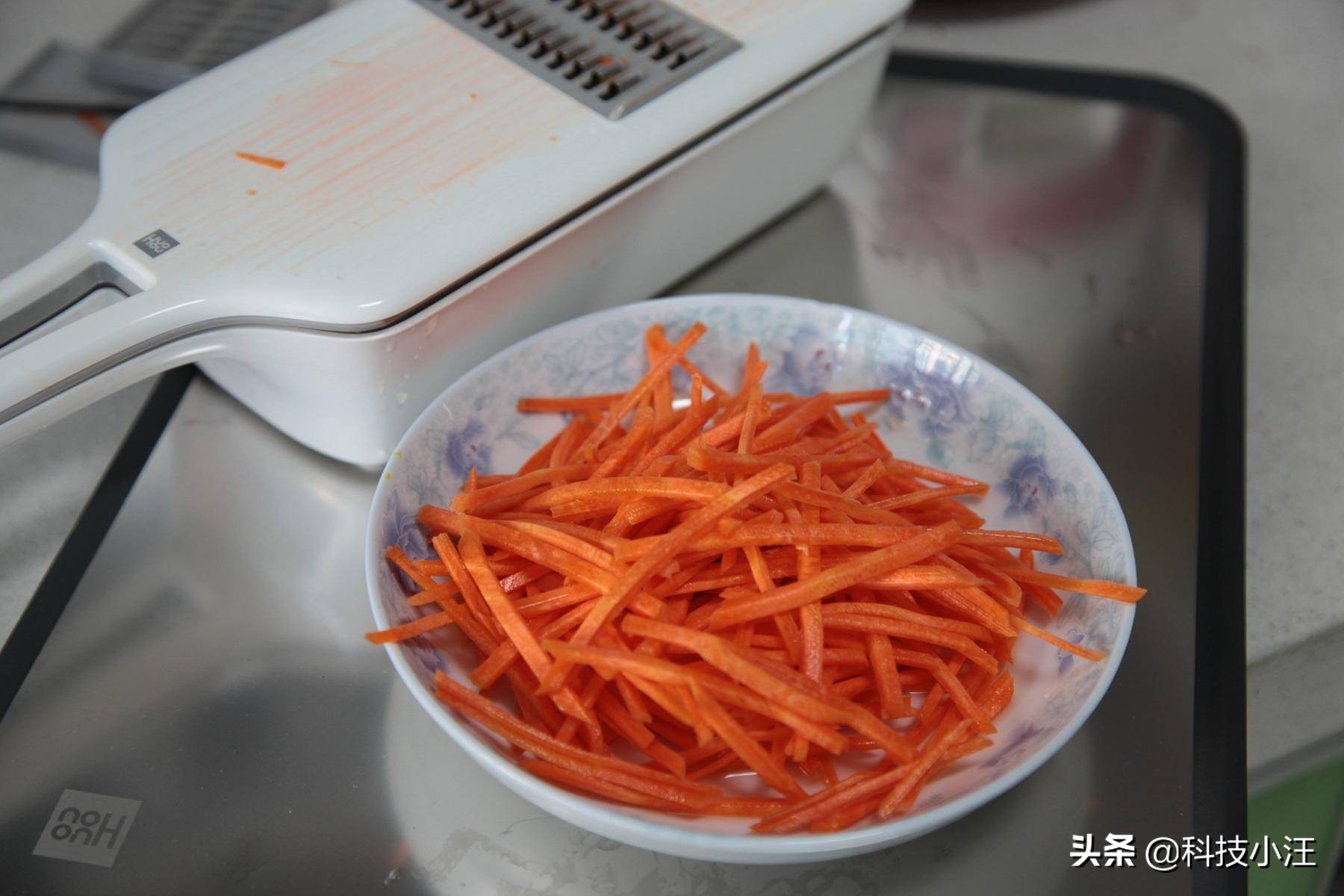 刀工不好没关系，小汪入手火候刨丝器，在家也能切出大厨的手艺