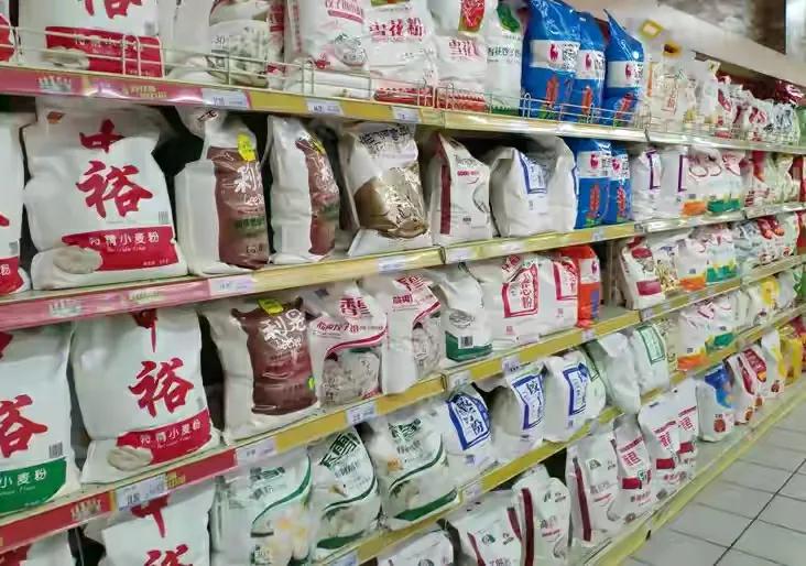 买面粉有学问，不要只看价格，只要包装袋上有“这行字”就放心吃 第2张