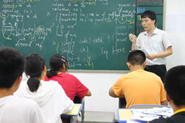 考生父亲花重金送孩子去补课班，承诺能过一本线，结果高考254分