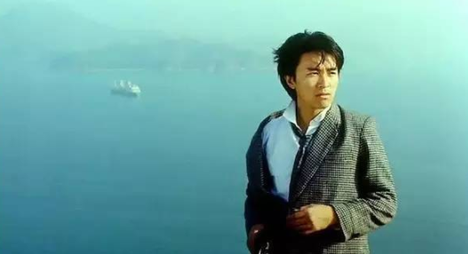 老友去世，痛失挚爱，被圈内人炮轰，周星驰“叛众亲离”的一生