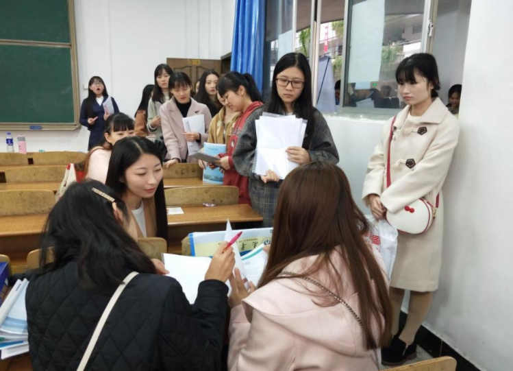 湖南一本科高校招生遇爆冷，征集志愿高达583人，学费一年6万多