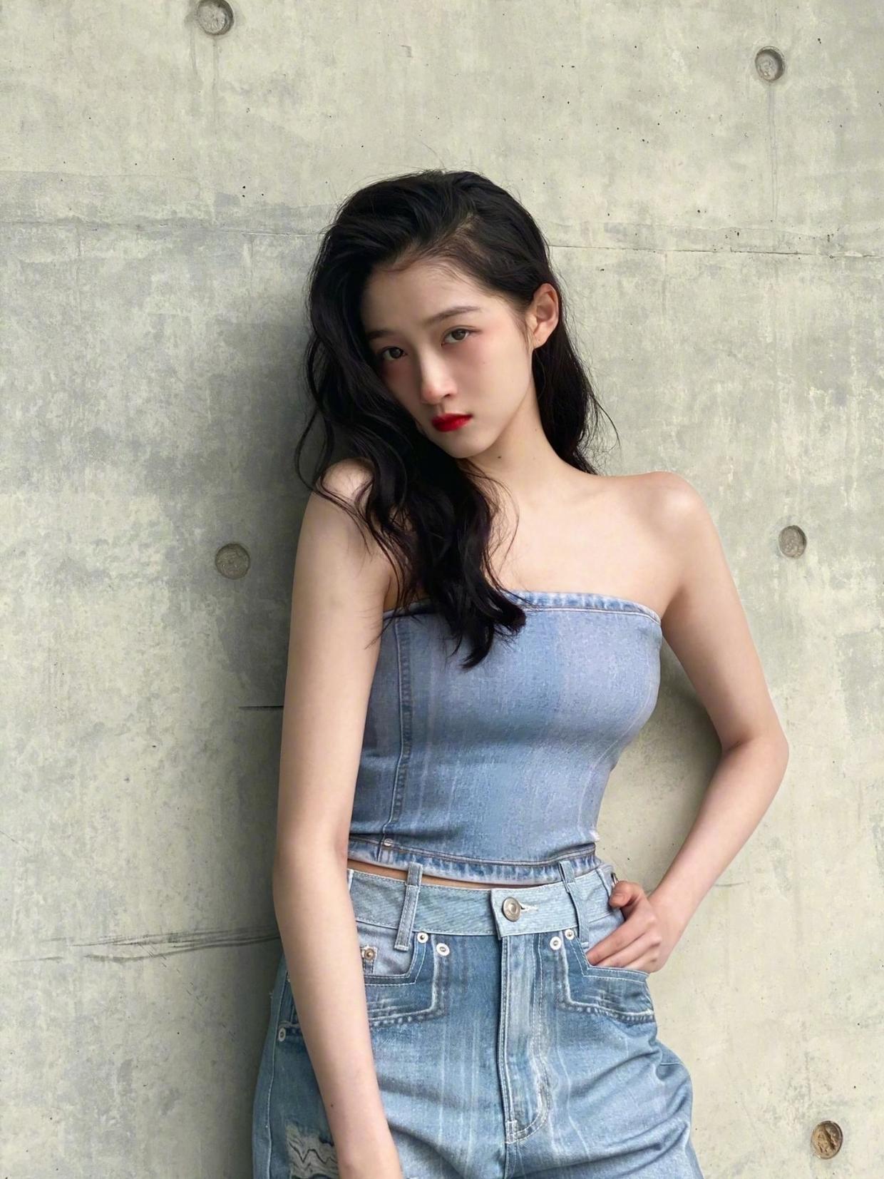 "关晓彤"风格大变!穿抹胸配牛仔裤秀好身材,波浪卷发型太妩媚