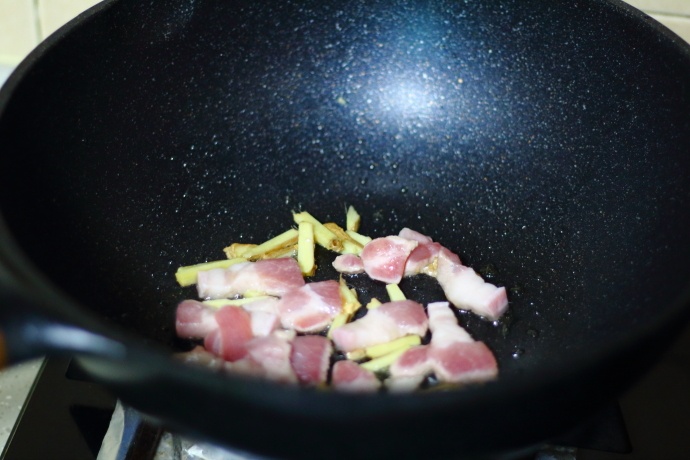 土豆炖豆角(家常做法的土豆炖豆角，方法简单，味道好，新手一学就会)