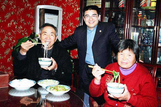 作秀还是真良善？慈善家陈光标，豪捐20亿、砸大奔，最后跌下神坛