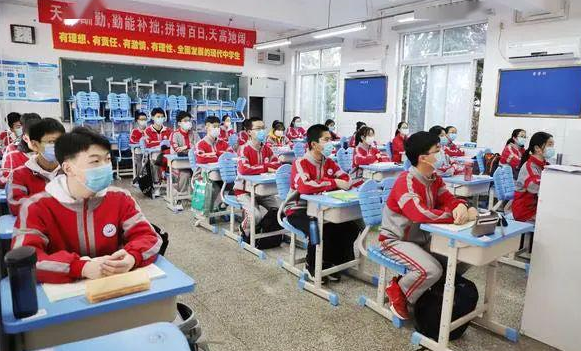 初中生发型有“新标准”，男生发型酷似军人，女生发型难以接受