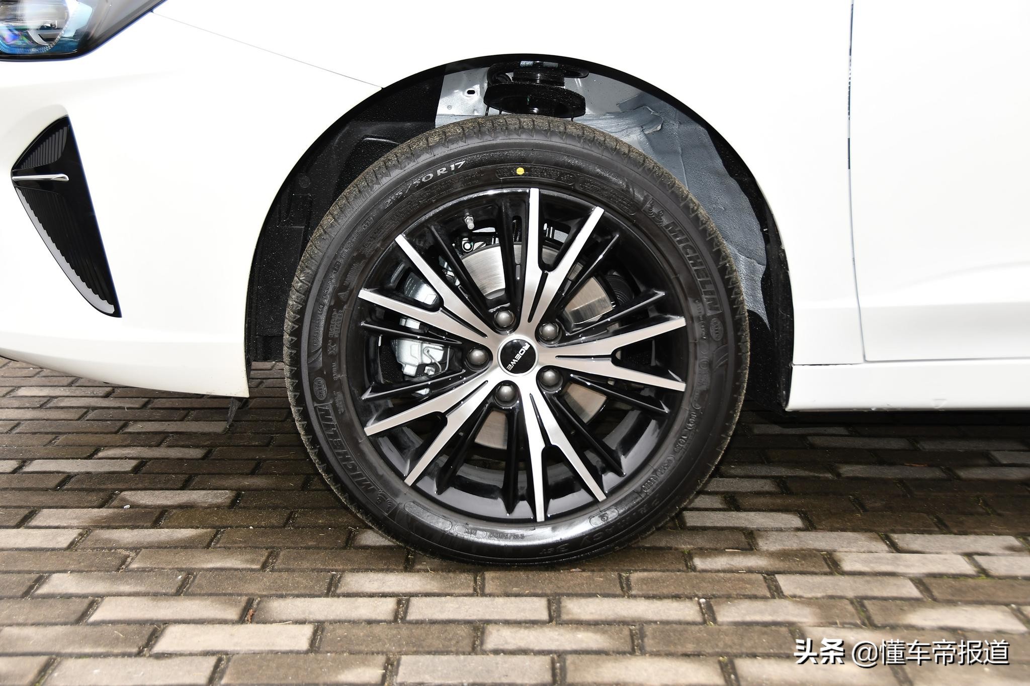 新车｜外观内饰大幅提升 荣威Ei5静态解析