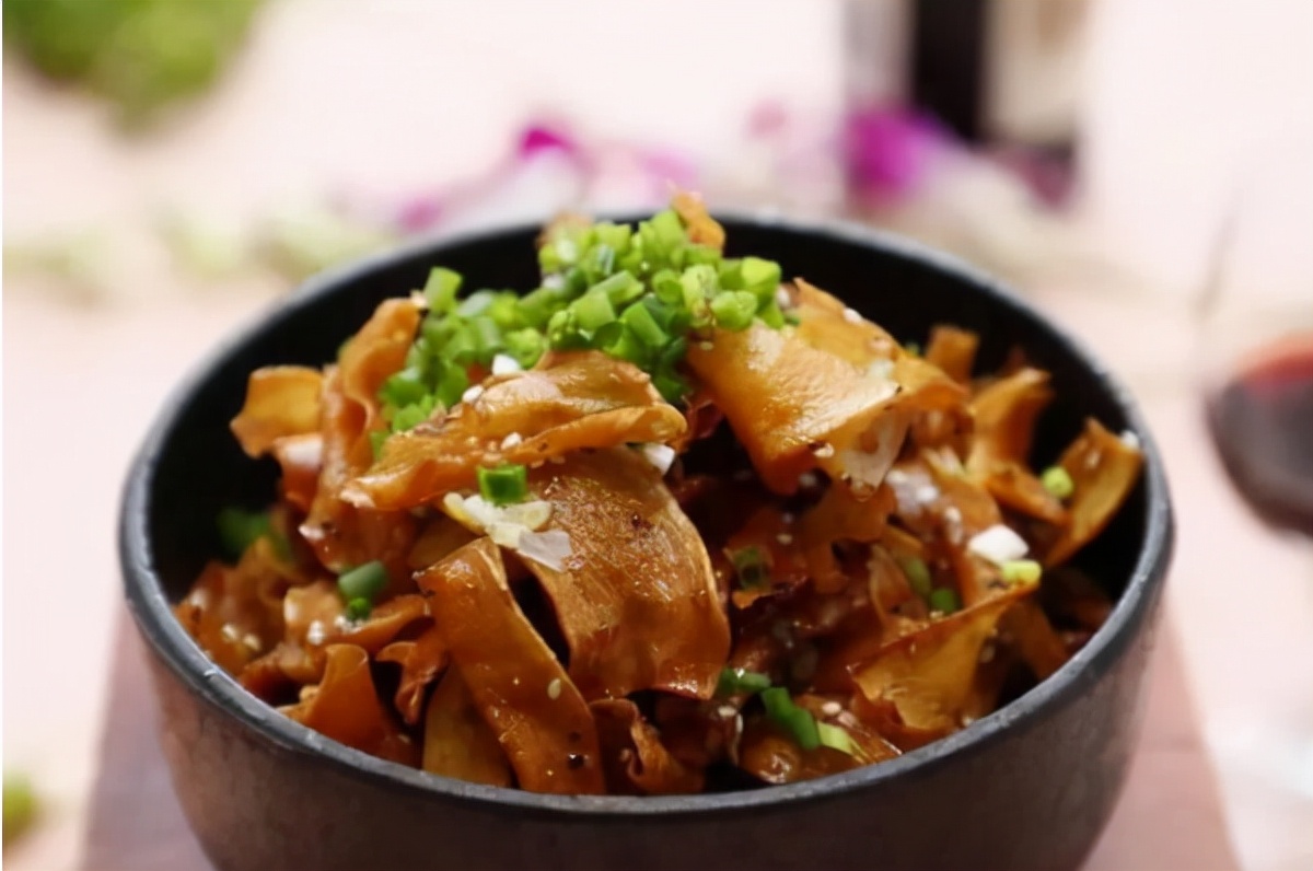 大学“阴间食堂”走红，用餐环境有点阴森，胆小的学生不敢去吃饭