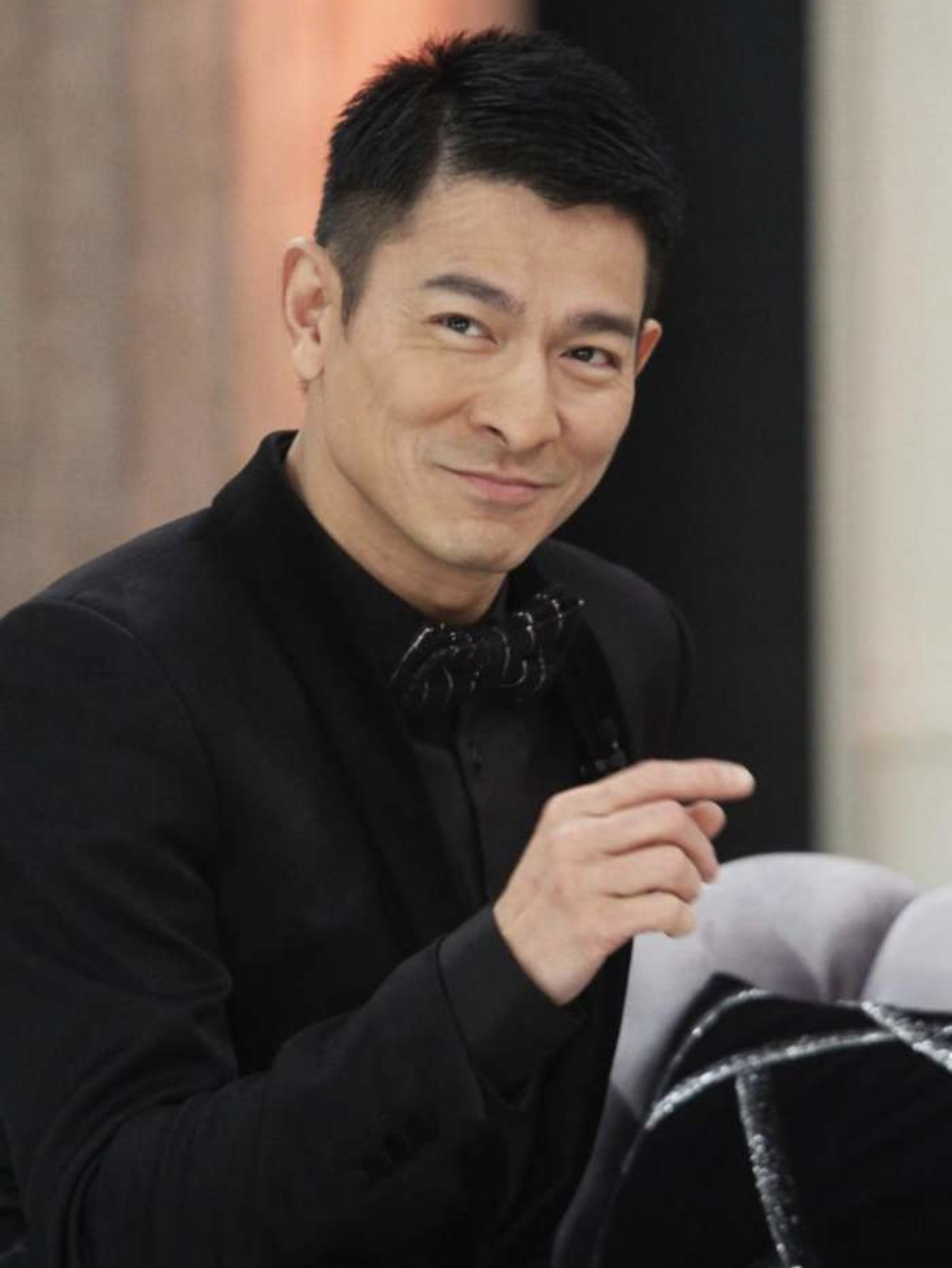 60岁刘德华早餐仅啃半个玉米,穿百元棉服太朴素,跷二郎腿仍优雅