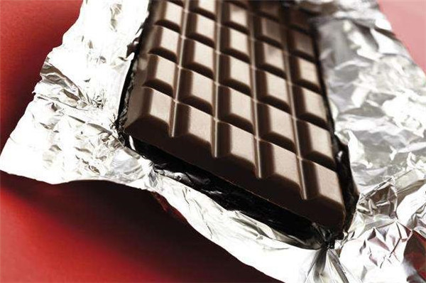 买巧克力先看包装袋，袋子上有这行字的，吃起来健康又放心