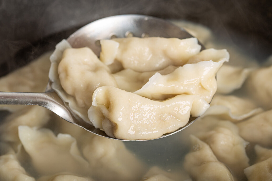 煮速冻饺子，用开水煮还是冷水煮？方法对了，和新鲜饺子一样好吃