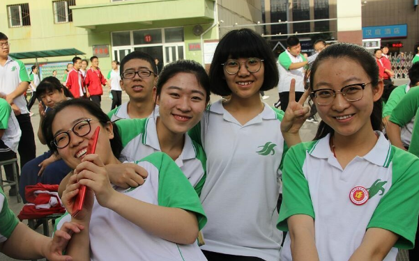 学生选这5所大学说明有眼光，前途一片光明，毕业就从事“官职”