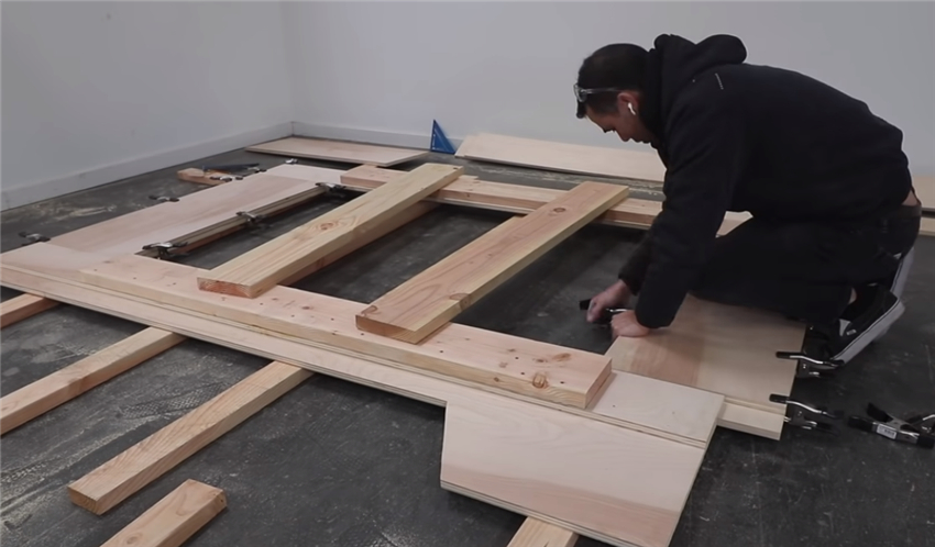 木工自己做的床头图片(男子用胶合板手工造床)