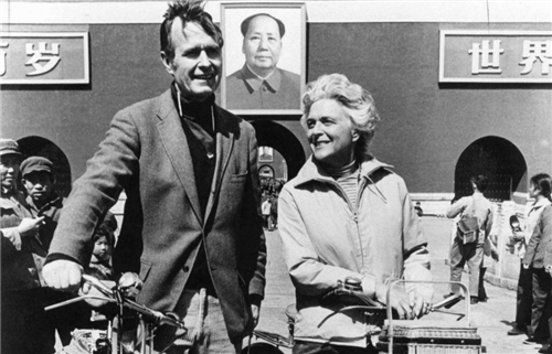 70年代，布什总统让夫人在北京停留13个月，特别喜欢全聚德北京烤鸭。