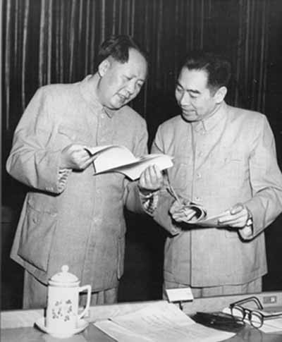 毛泽东痴迷游泳，1956年游长江诗兴大发，写下《水调歌头·游泳》