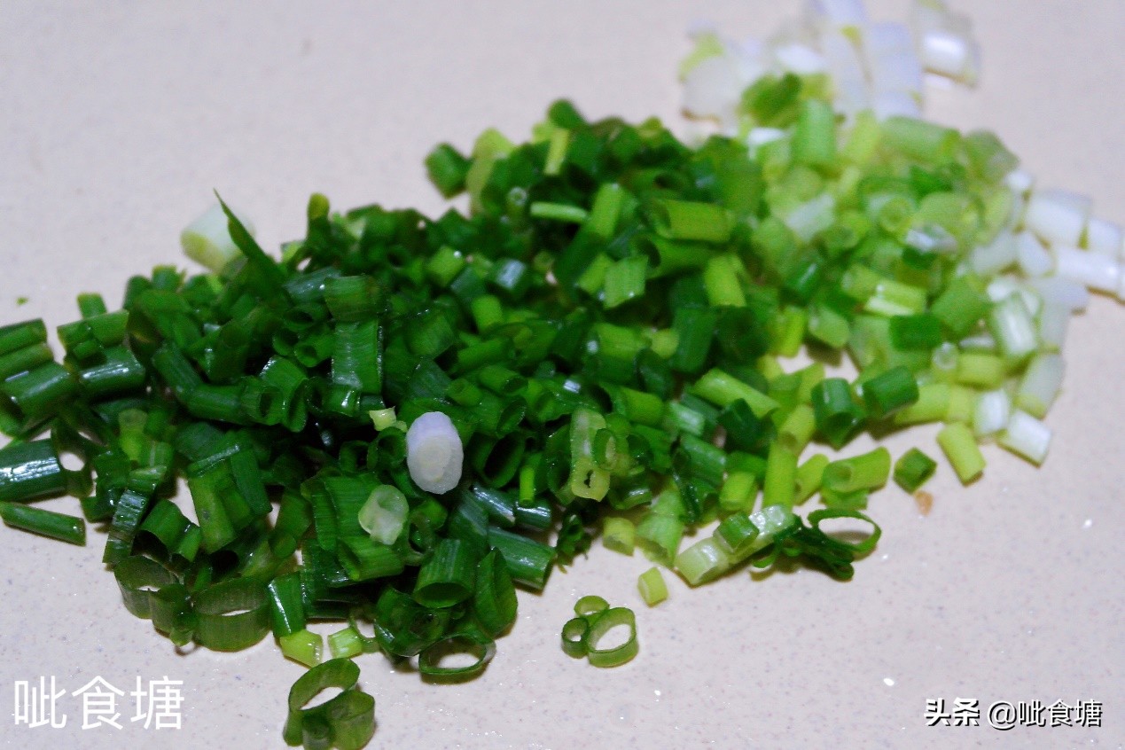 番茄金针菇这么炒，香味扑鼻，儿子爱吃，我家常做，十分钟做一盘