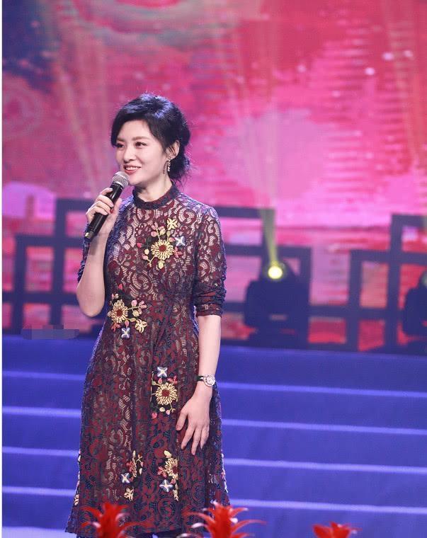 原来周涛这么"飒",穿黑色西装套装跟平常完全不一样,又酷又美